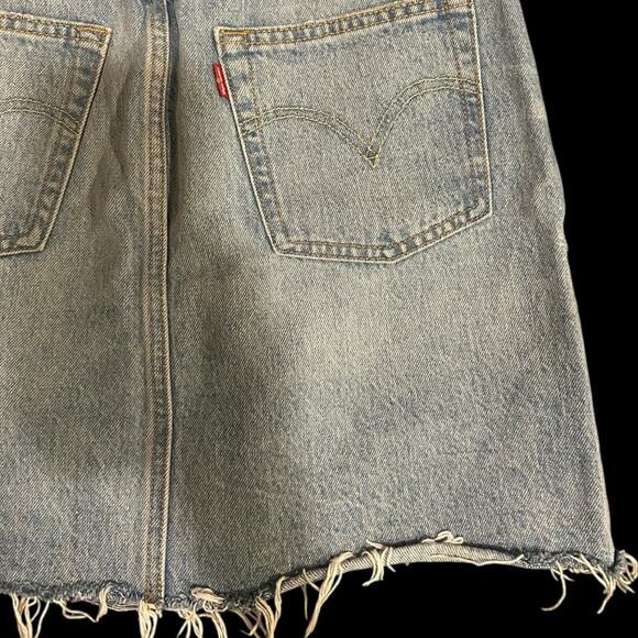 Levi’s Distressed Denim Skirt Size 27/4 Frayed Light Wash Baddie Biker Gothic - Picture 7 of 7